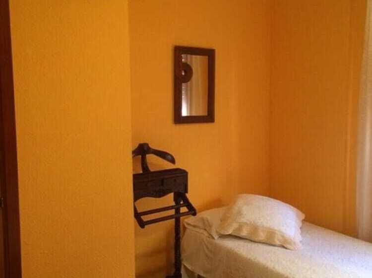 标准三人间, Hostal Restaurante Arasa