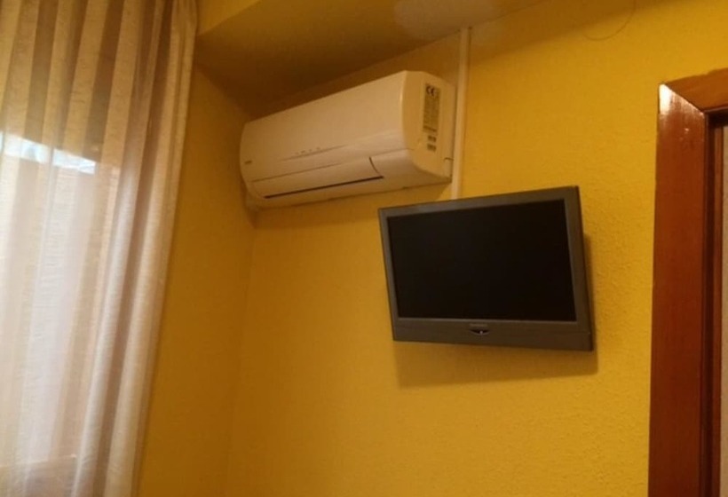 Номер Стандарт Трехместный, Hostal Restaurante Arasa