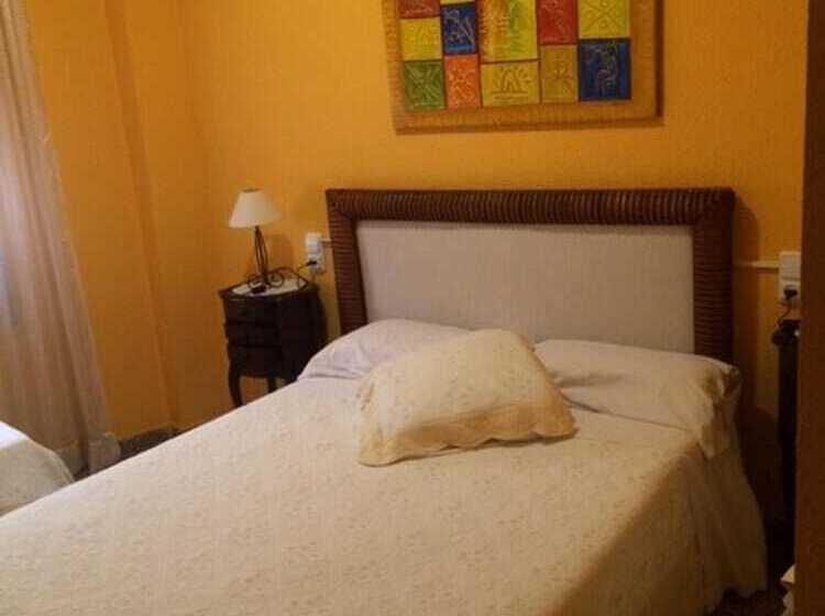 Номер Стандарт Трехместный, Hostal Restaurante Arasa