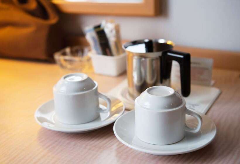 غرفة سوبيريور, Azat Naha