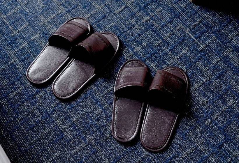 غرفة سوبيريور, Azat Naha