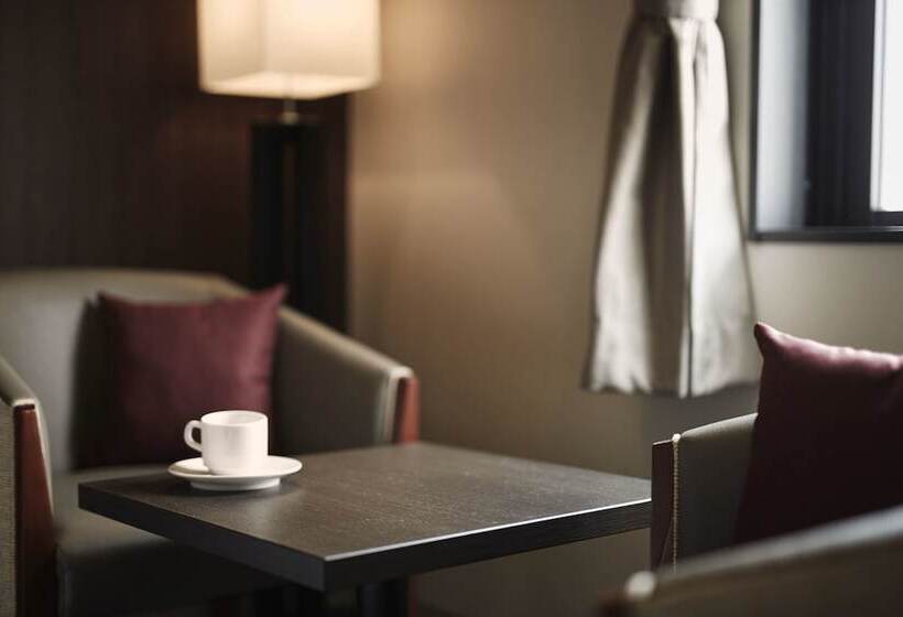 غرفة قياسية, Azat Naha