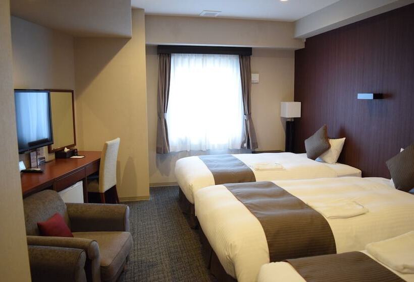 غرفة قياسية ثلاثية, Azat Naha