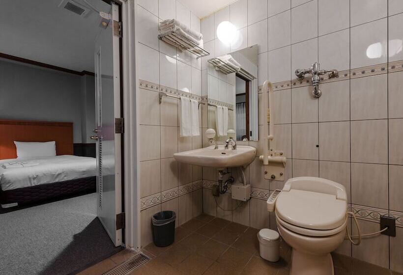 غرفة سوبيريور, Azat Naha