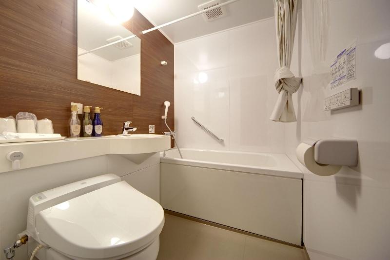 غرفة قياسية ثلاثية, Azat Naha