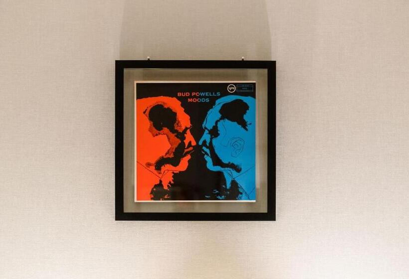 غرفة سوبيريور, Azat Naha