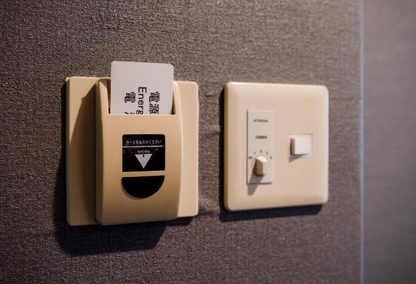 غرفة قياسية, Azat Naha