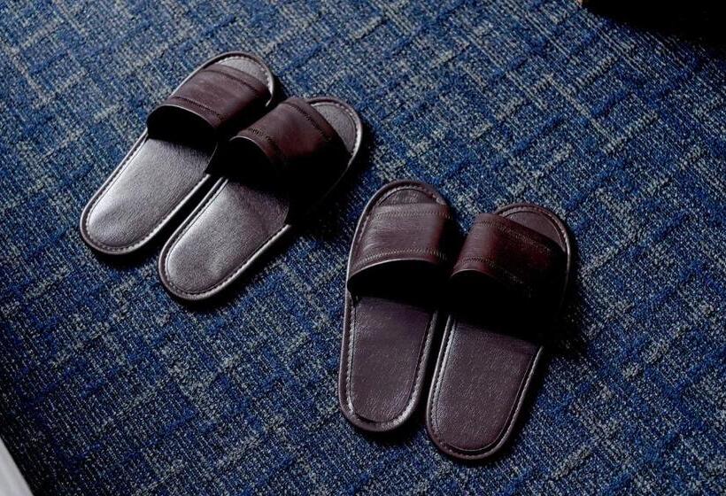 غرفة قياسية, Azat Naha