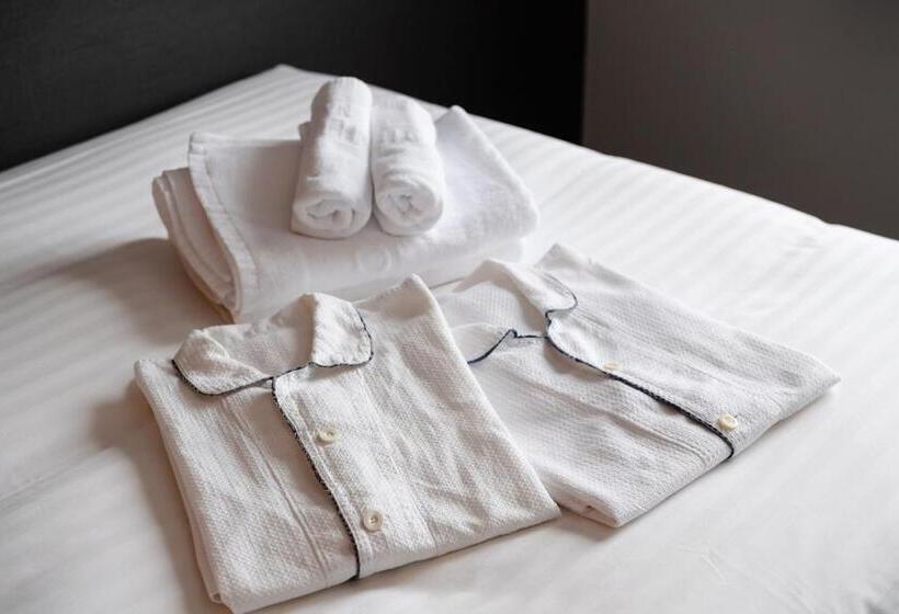 غرفة أساسية سرير مزدوج, Azat Naha