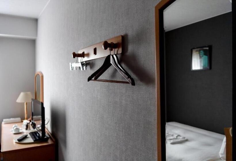 غرفة أساسية سرير مزدوج, Azat Naha