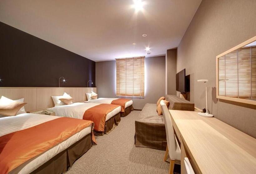 غرفة قياسية ثلاثية, Azat Naha