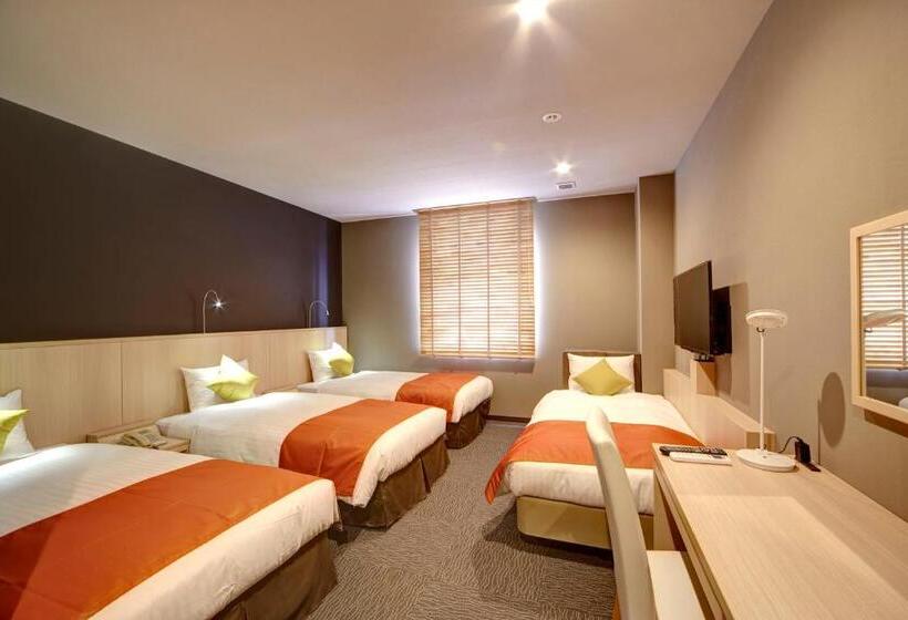 غرفة قياسية ثلاثية, Azat Naha