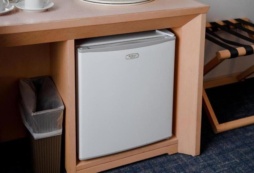 غرفة قياسية ثلاثية, Azat Naha