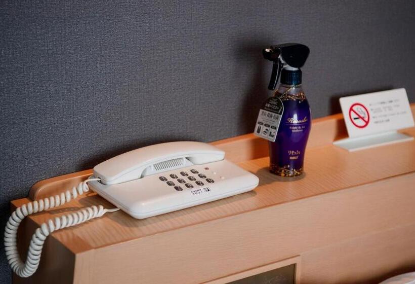 غرفة قياسية ثلاثية, Azat Naha