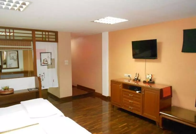 エグゼクティブファミリールーム, B.s. Court Hotel Sathorn
