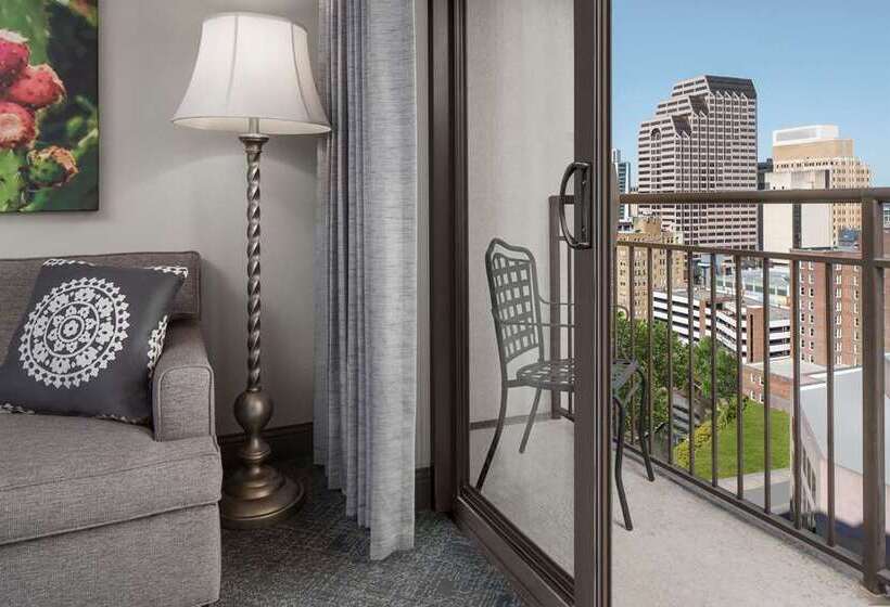 מיטת קינג בסוויטה, Embassy Suites San Antonio Riverwalk Downtown