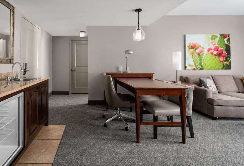 מיטת קינג בסוויטה, Embassy Suites San Antonio Riverwalk Downtown