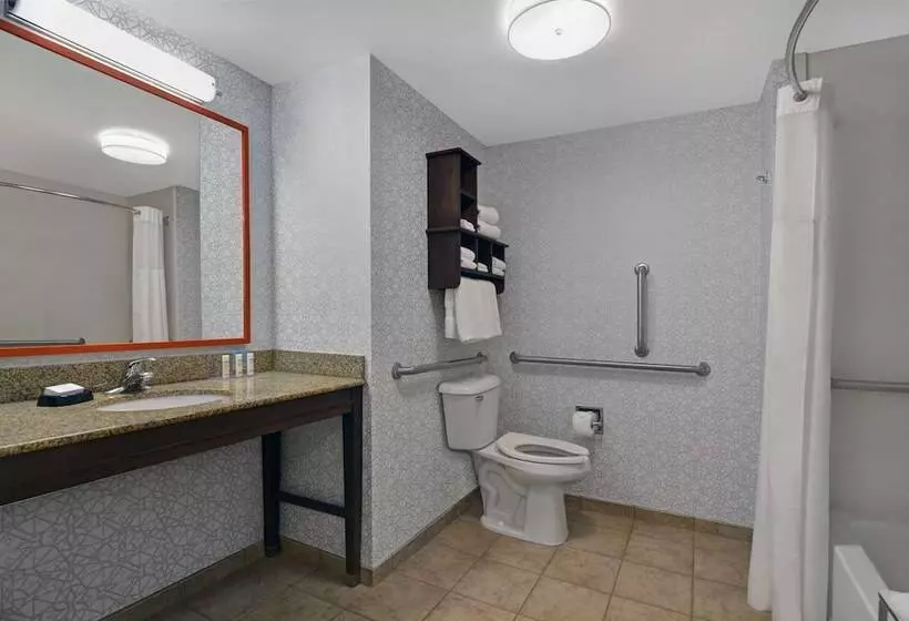 Standard-invahuone, Hampton Inn Bath