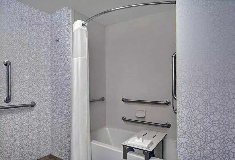 Standard-invahuone, Hampton Inn Bath