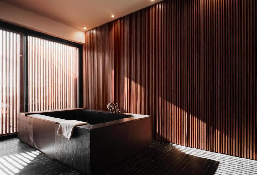 جناح ذو إطلالة, L'and Vineyards