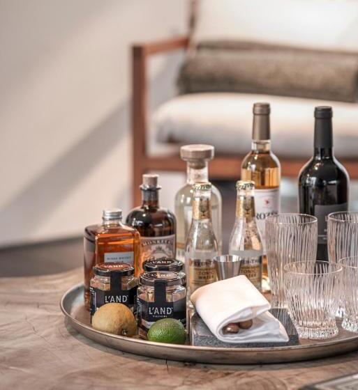 جناح مطل على البحيرة, L'and Vineyards