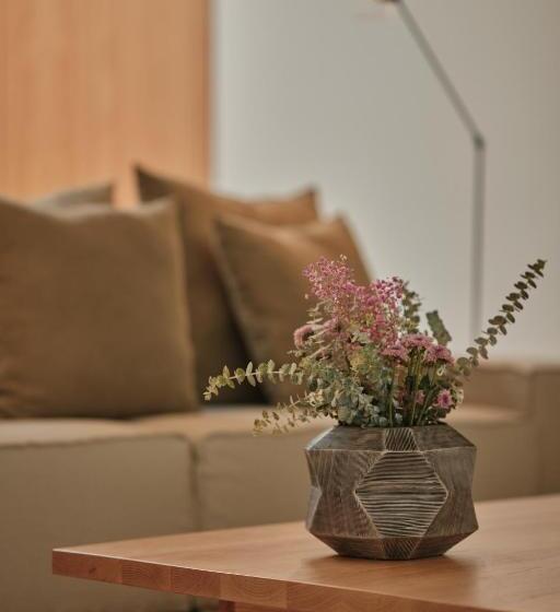 جناح مطل على البحيرة, L'and Vineyards