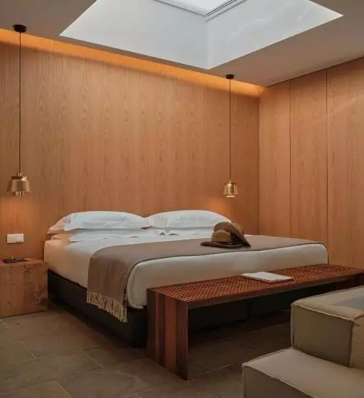 Suite with lake view, L'and Vineyards