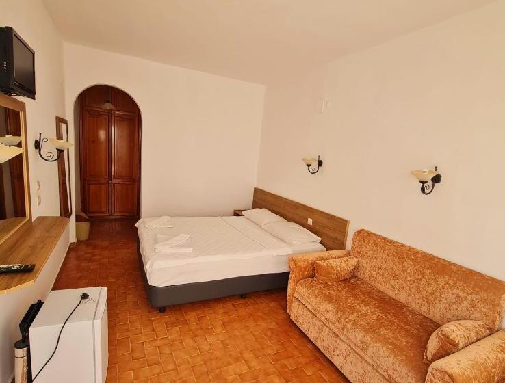 غرفة إقتصادية, Nagi Beach