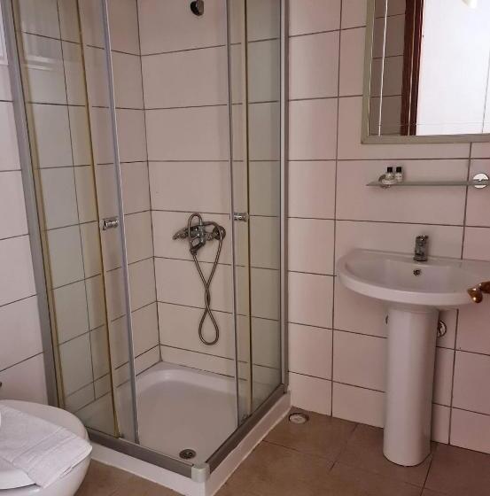 غرفة إقتصادية, Nagi Beach