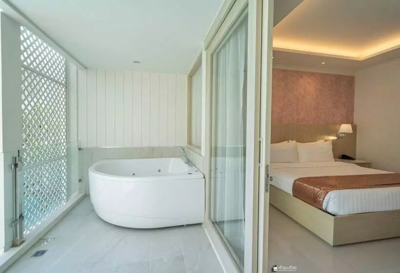 اتاق لوکس با وان آب گرم, The Sea Cret Hua Hin