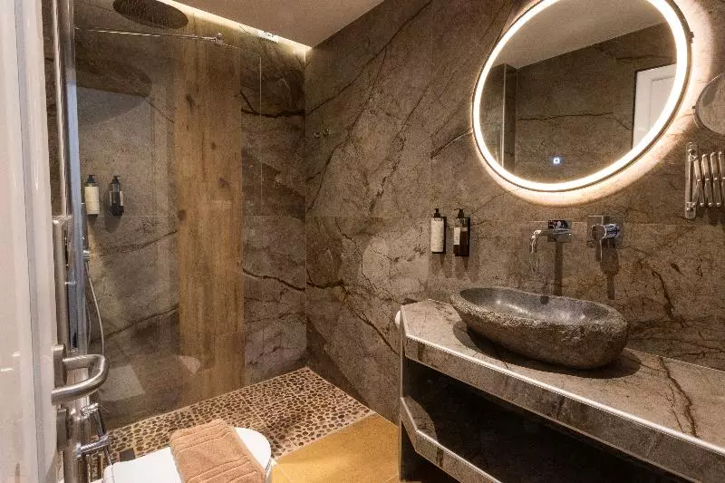 Sviitti Uima-allas, Royal Hotel And Suites