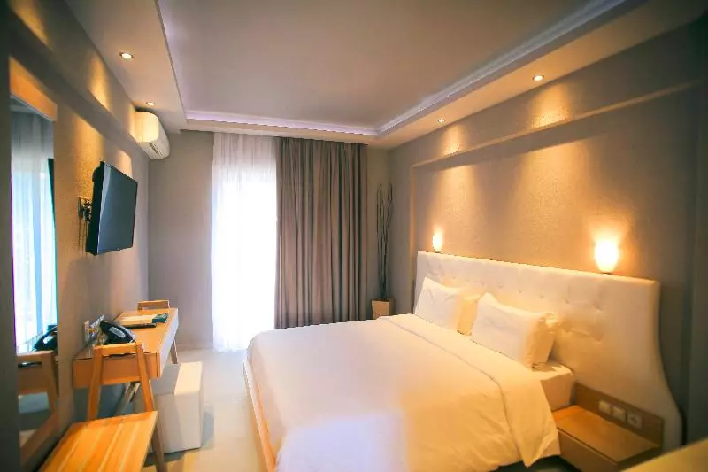 Deluxe-studio, Royal Hotel And Suites
