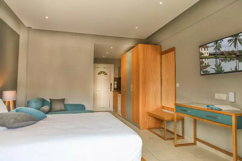 Deluxe-studio, Royal Hotel And Suites