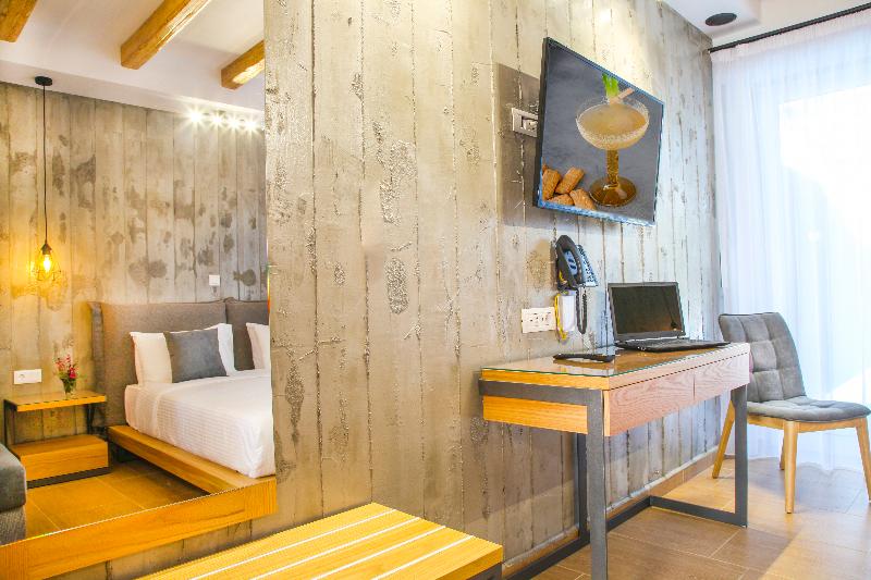 סוויטת ג'וניור עם בריכה, Royal Hotel And Suites