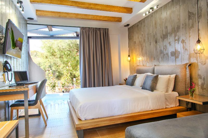 סוויטת ג'וניור עם בריכה, Royal Hotel And Suites