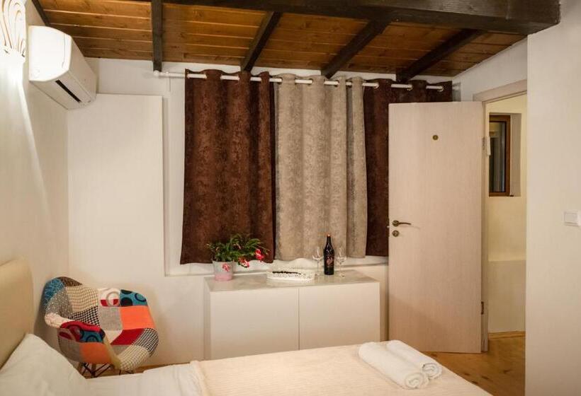 Casa 4 Quartos, The White House Sofia