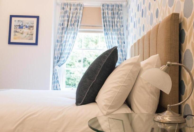 Номер Стандарт, The Old Parsonage