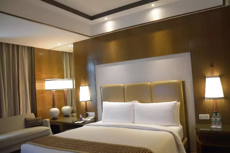 キングサイズベッドのスタンダードルーム, Crowne Plaza New Delhi Okhla, An Ihg