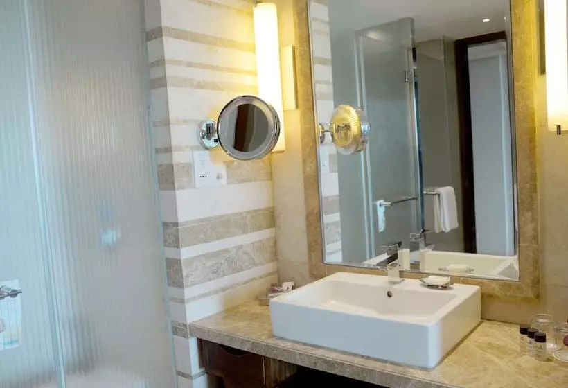 スイート, Crowne Plaza New Delhi Okhla, An Ihg