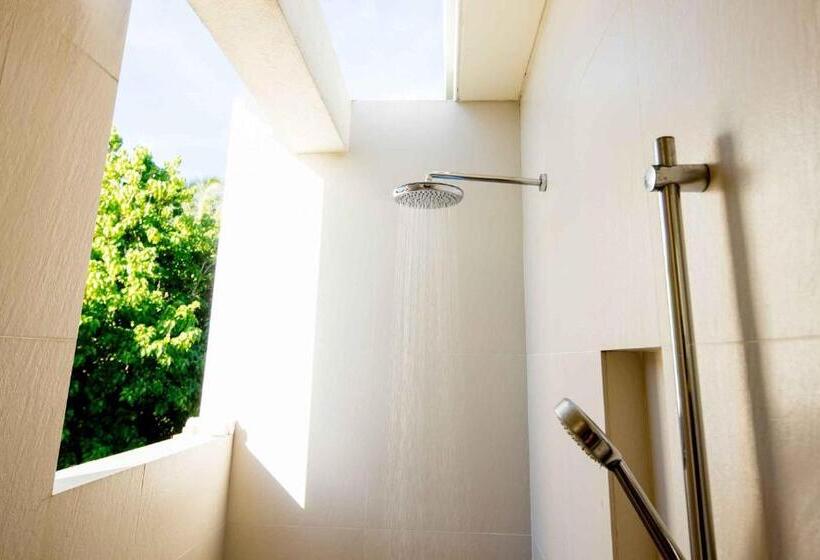 خانه 1 خوابه, Holiday Inn Resort Kandooma Maldives   Kids Stay & Eat Free And Dive Free For Certified Divers For A