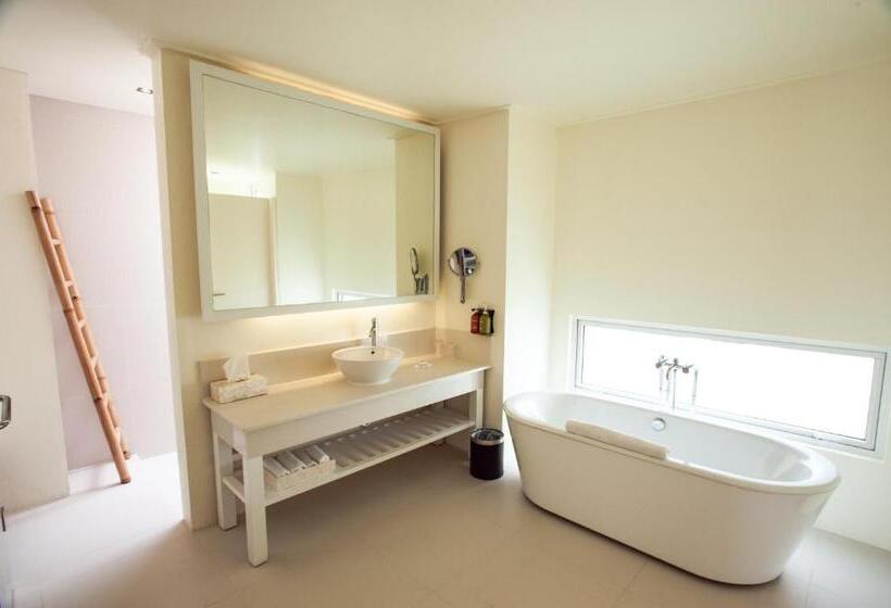 ویلای 3 خوابه, Holiday Inn Resort Kandooma Maldives   Kids Stay & Eat Free And Dive Free For Certified Divers For A