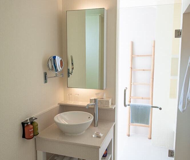 خانه 2 خوابه, Holiday Inn Resort Kandooma Maldives   Kids Stay & Eat Free And Dive Free For Certified Divers For A