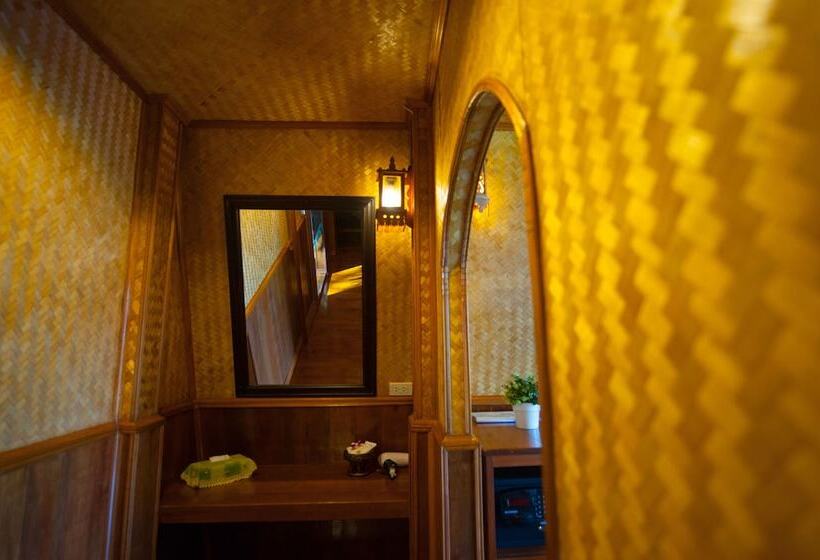 غرفة قياسية إطلالة جانبية علي البحر, Koh Kood Beach Resort