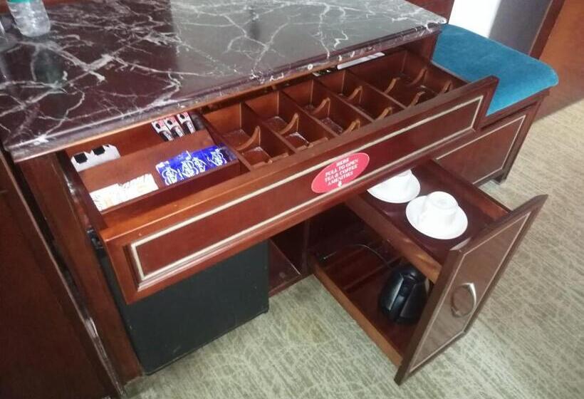 豪华房间带漩涡浴缸, Skycity Hotel Gurgaon