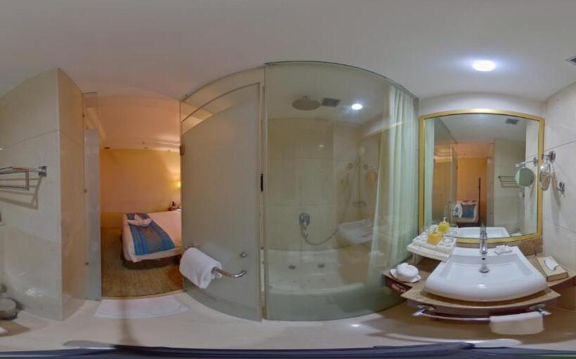 اتاق لوکس با وان آب گرم, Skycity Hotel Gurgaon