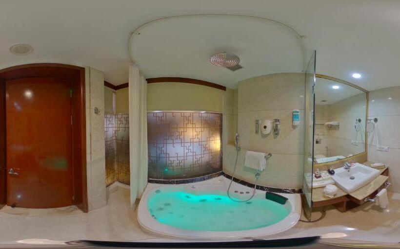 豪华房间带漩涡浴缸, Skycity Hotel Gurgaon