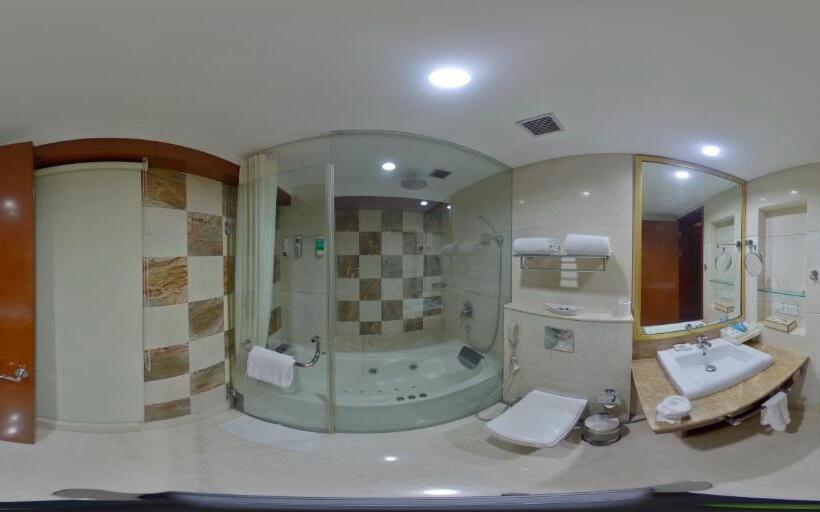 اتاق لوکس با وان آب گرم, Skycity Hotel Gurgaon