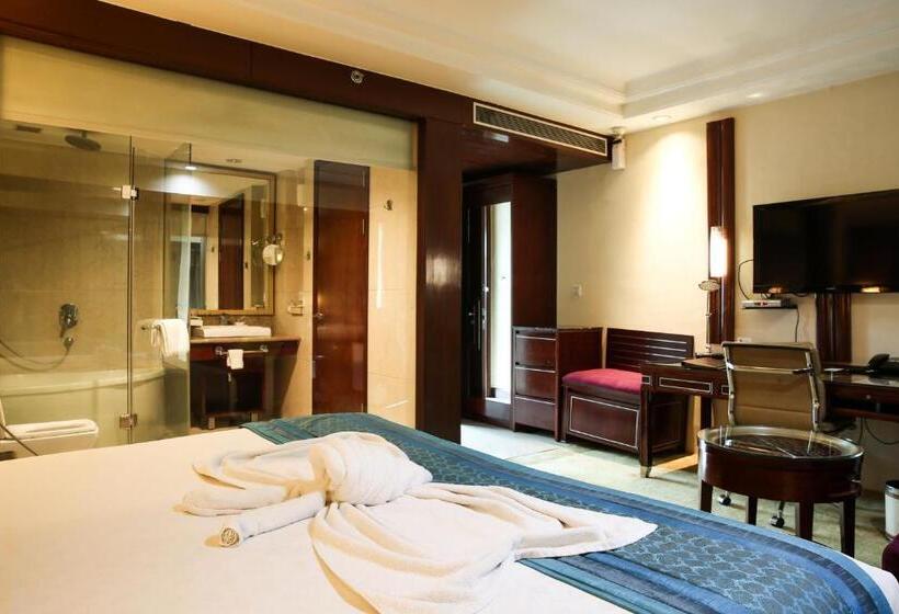 اتاق لوکس با وان آب گرم, Skycity Hotel Gurgaon