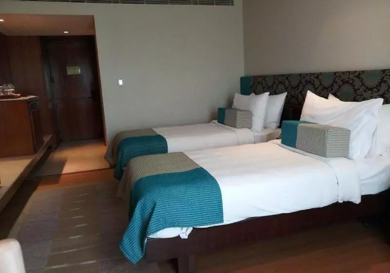 プールの見えるデラックスルーム, Vivanta Surajkund, Ncr