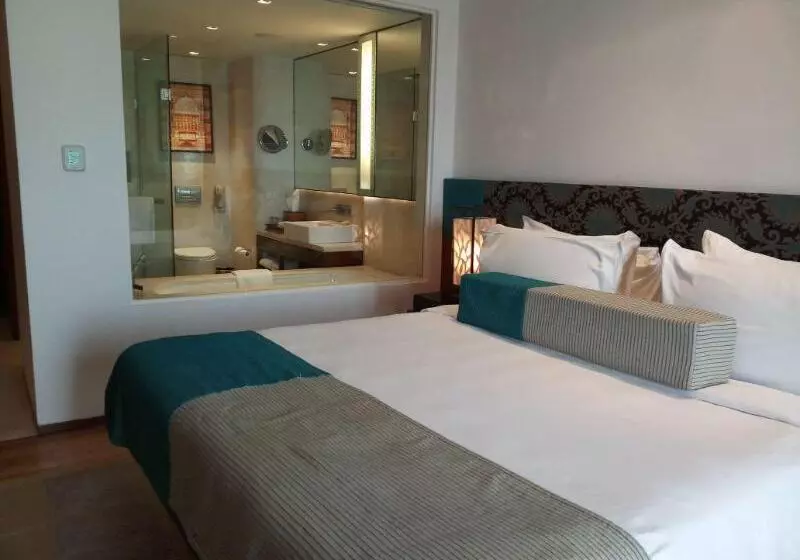 プールの見えるデラックスルーム, Vivanta Surajkund, Ncr